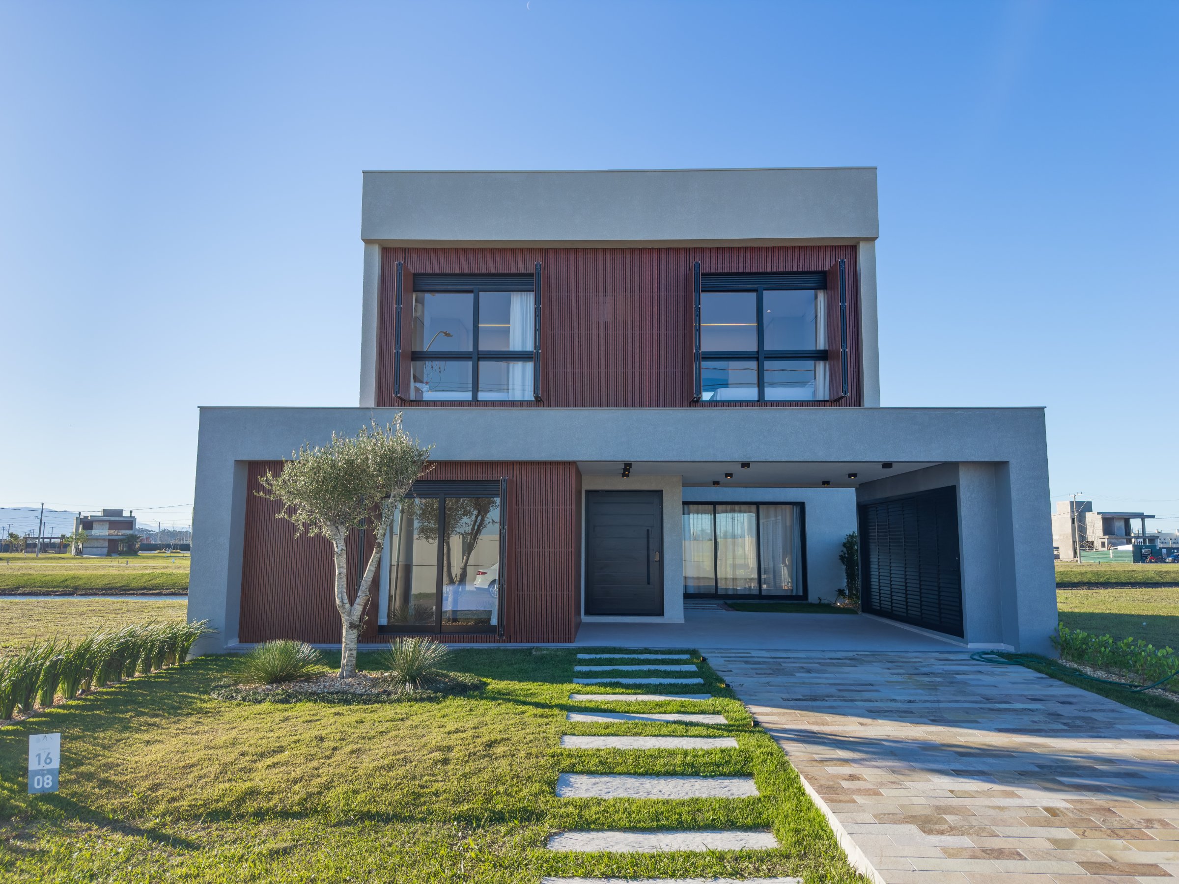 Casa beira-lago com 4 suítes no Condomínio Zen · 252,45 m²