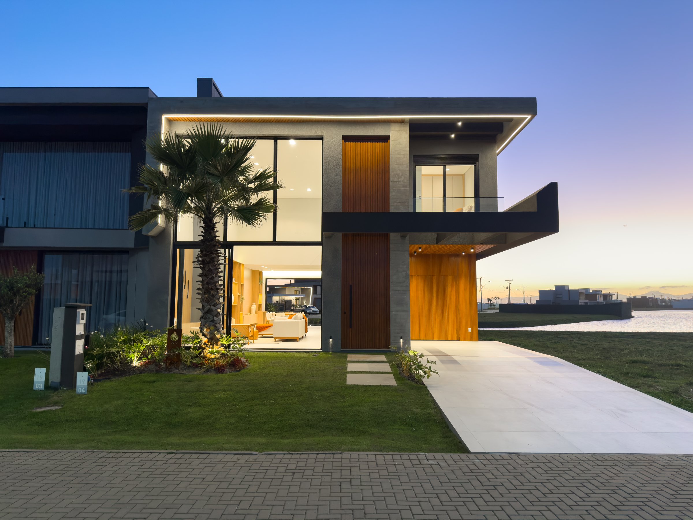Sobrado beira-lago com 5 suítes no Condomínio Zen · 280 m² construídos · lote 275 m² · Piscina