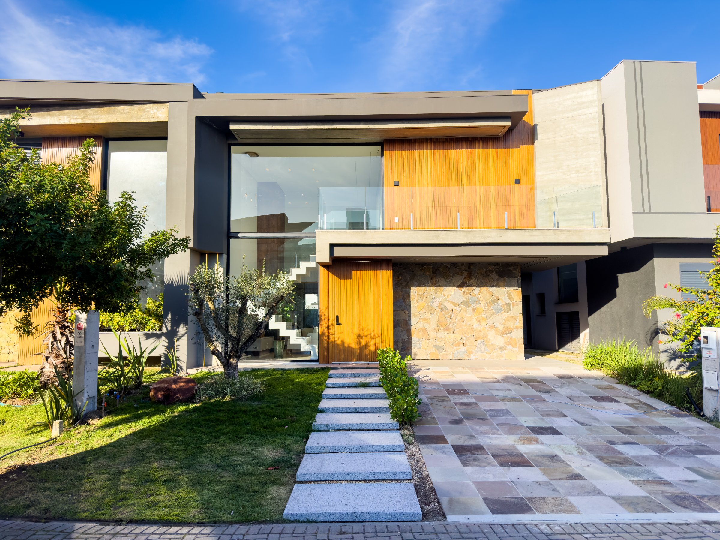 Sobrado mobiliado beira-lago com 4 suítes no Condomínio Sunset · 196 m²